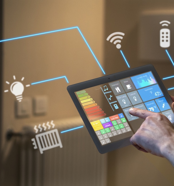 Contrôle Maison Intelligente et Domotique sur Tablette Main pilotant une maison intelligente via une tablette tactile : contrôle du chauffage, éclairage et énergie.